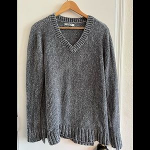 Size medium Orvis v neck sweater.  Super soft.  Gray.  Like new.